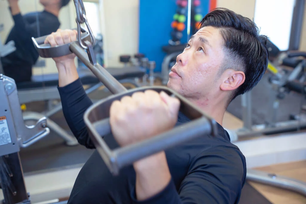 早田トレーナーがトレーニングしている。
