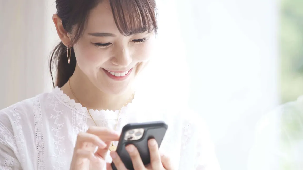 安心24時間LINEサポートを利用して安心している女性