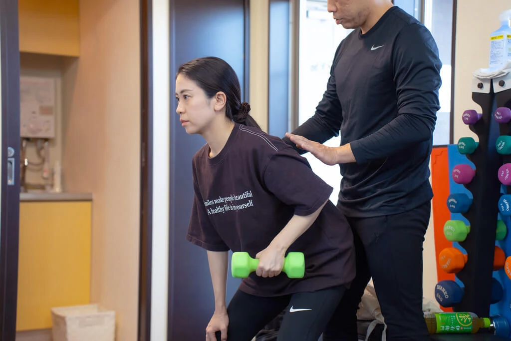 早田トレーナーと女性がトレーニングしている