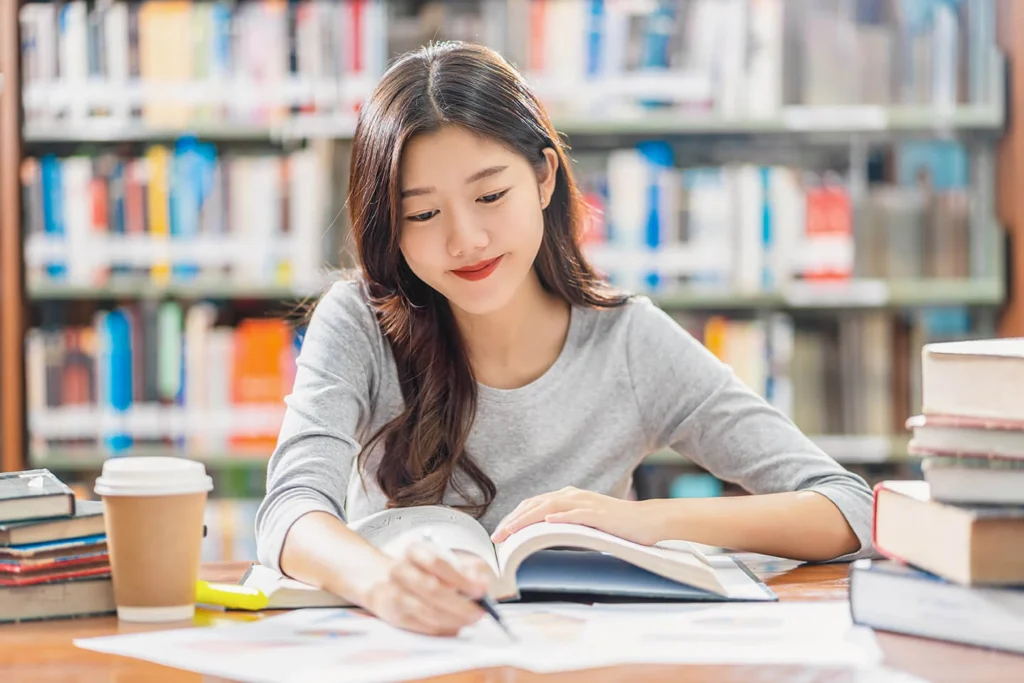 女性が読書をしている。